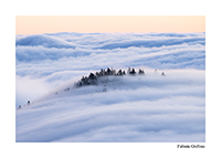 paysage de mer de nuage sur les crêtes